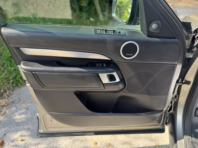 Used 2017 Land Rover Discovery First Edition AWD/4WD image 8