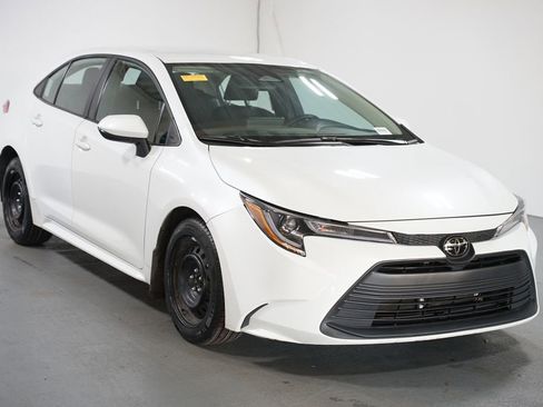 Certified 2025 Toyota Corolla LE image 3