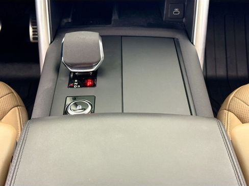 Used 2024 Land Rover Discovery Metropolitan Edition image 12