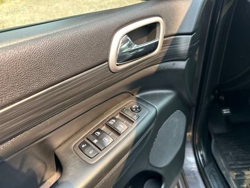 Used 2021 Jeep Grand Cherokee Laredo X AWD/4WD image 11