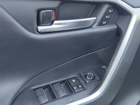 Used 2021 Toyota RAV4 Limited image 17