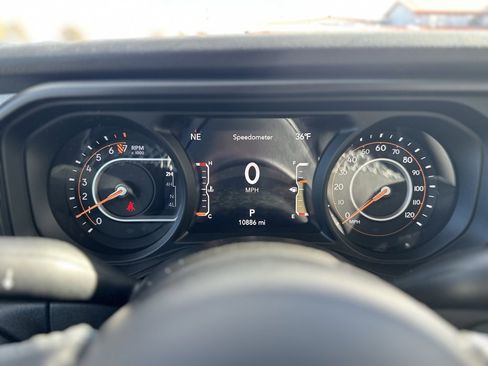 Used 2025 Jeep Gladiator Sport image 14