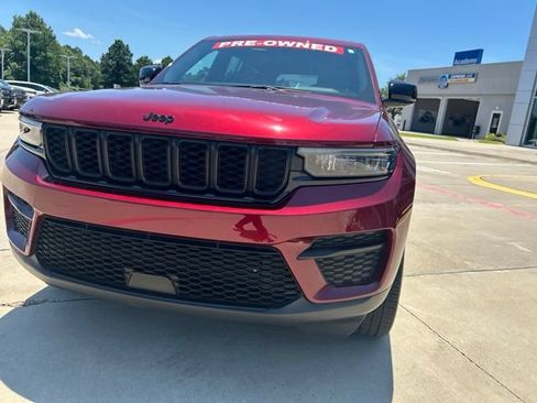 Used 2024 Jeep Grand Cherokee Altitude AWD/4WD image 3