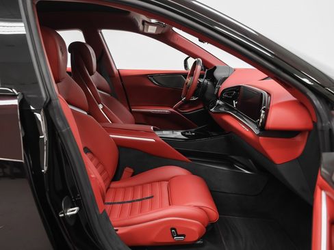 Used 2025 Ferrari Purosangue image 27