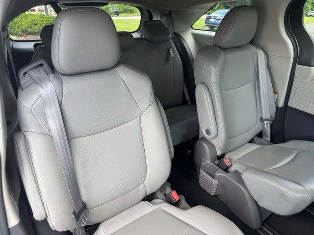 Used 2021 Toyota Sienna XLE FWD image 34