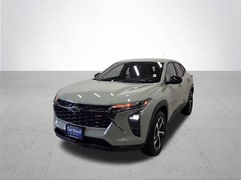 Used 2024 Chevrolet Trax RS FWD image 2