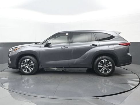Used 2021 Toyota Highlander XLE FWD image 22