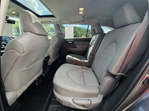 Used 2022 Toyota Highlander XLE image 14