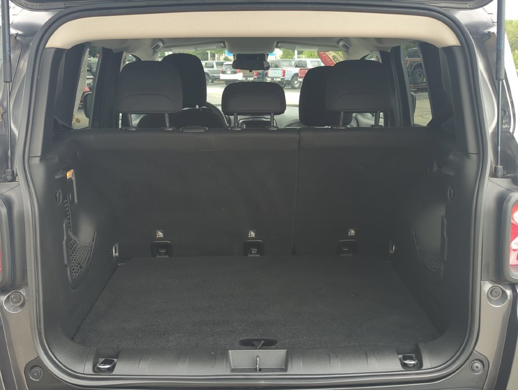 Used 2018 Jeep Renegade Latitude FWD image 21