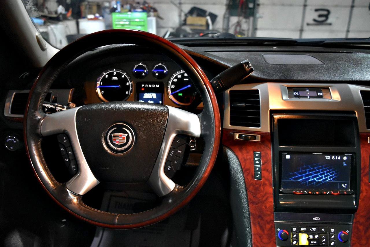 Used 2014 Cadillac Escalade Luxury RWD image 39