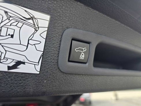 Used 2023 Toyota Sienna Limited image 18