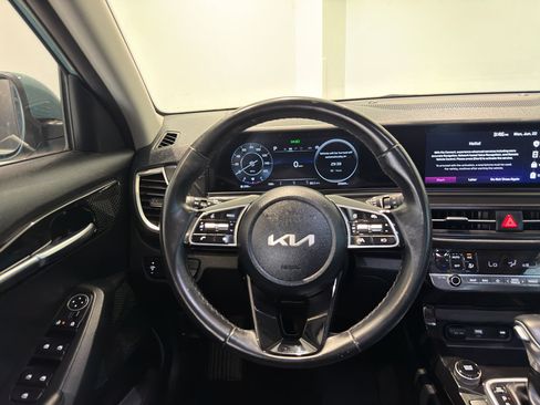 Certified 2024 Kia Seltos EX FWD image 17