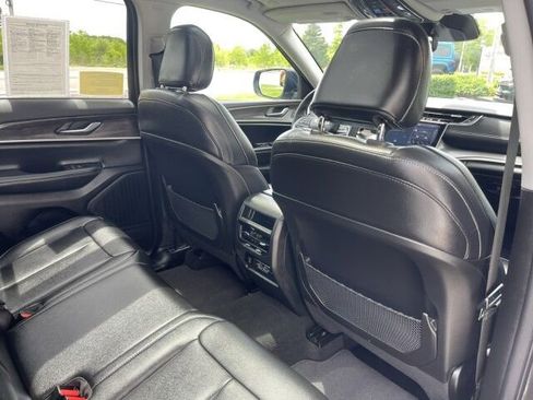 Used 2023 Jeep Grand Cherokee Limited w/ Black Appearance Package AWD/4WD image 13