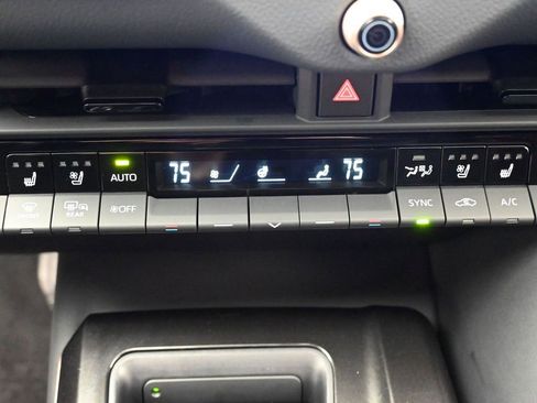 Certified 2025 Toyota Crown Signia image 26