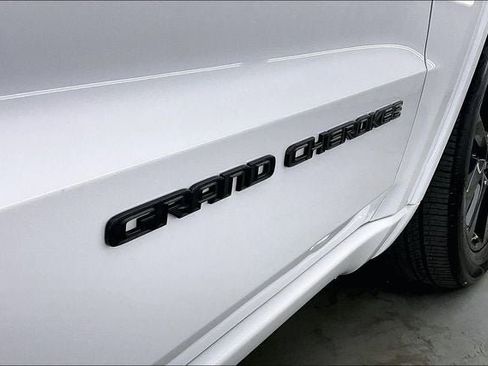 Used 2018 Jeep Grand Cherokee Altitude AWD/4WD image 9