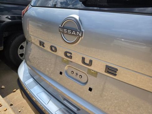 Used 2025 Nissan Rogue SV w/ SV Premium Package image 4