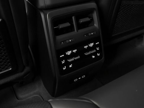 Certified 2025 Porsche Macan 4 Electric image 40