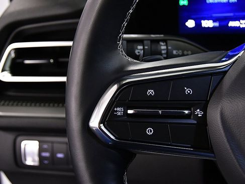 Used 2025 Chevrolet Traverse LT image 18