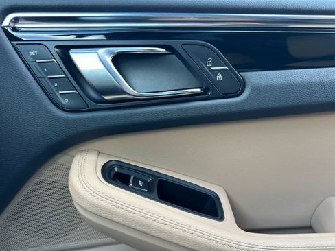 Certified 2025 Porsche Macan AWD/4WD image 19