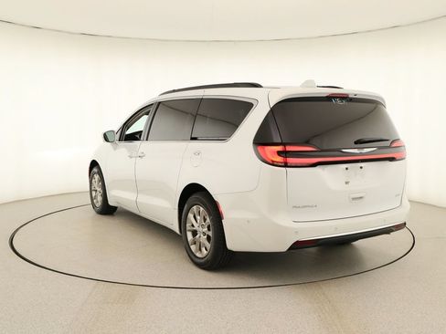 Used 2022 Chrysler Pacifica Touring-L w/ Uconnect Theater Family Group AWD/4WD image 4