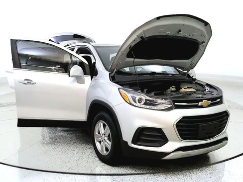 Used 2019 Chevrolet Trax LT w/ LT Convenience Package AWD/4WD image 9