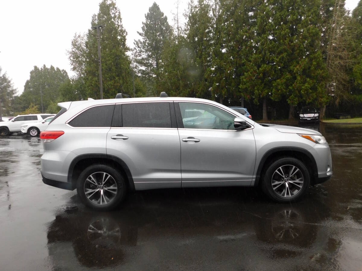 Used 2017 Toyota Highlander Plus w/ Carpet Mat Package FWD image 22