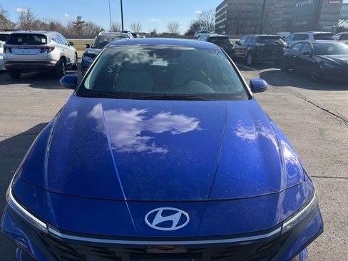 Used 2025 Hyundai Elantra Limited image 3