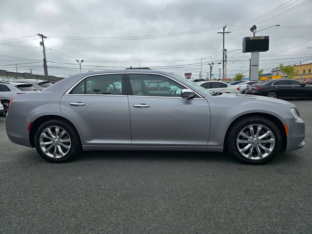 Used 2018 Chrysler 300 Limited AWD/4WD image 5