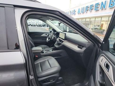 Used 2025 Ford Explorer Active w/ Active Comfort Package image 3