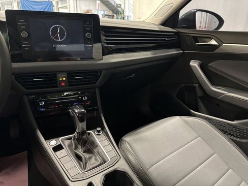 Used 2025 Volkswagen Jetta SE w/ Sunroof Package image 20