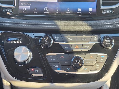 Used 2021 Chrysler Pacifica Limited w/ Uconnect Theater Family Group image 18