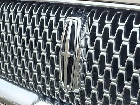 Used 2018 Lincoln Continental Select w/ Continental Climate Package image 31