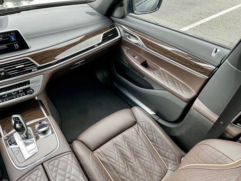 Used 2022 BMW 750i xDrive w/ Luxury Rear Seating Package image 18