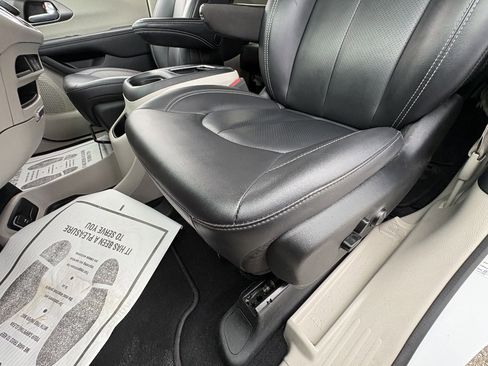 Used 2024 Chrysler Pacifica Touring-L image 33