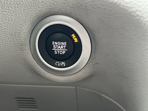 Used 2023 Chrysler Pacifica Limited image 8