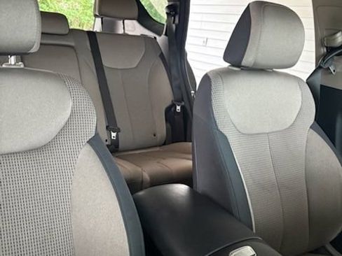 Used 2022 Hyundai Santa Fe SEL w/ Convenience Package FWD image 3