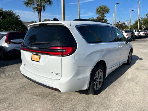 Used 2023 Chrysler Pacifica Limited AWD/4WD image 5