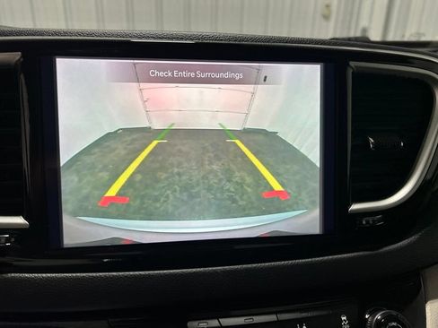 Used 2024 Chrysler Pacifica Touring-L FWD image 24