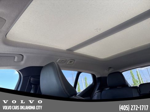 Used 2025 Volvo XC40 B5 Plus image 12