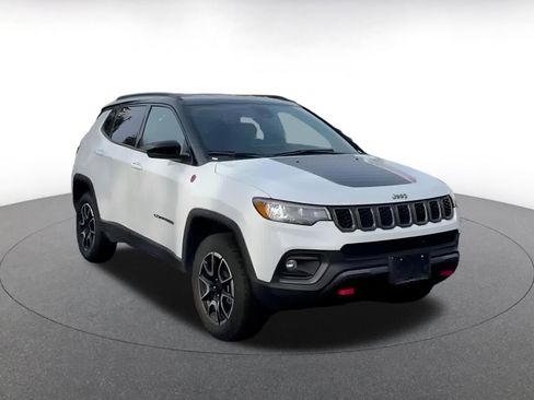 Used 2025 Jeep Compass Trailhawk image 3