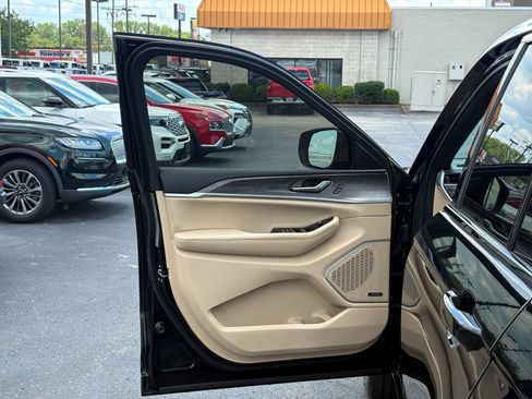 Used 2023 Jeep Grand Cherokee Limited w/ Luxury Tech Group II AWD/4WD image 20