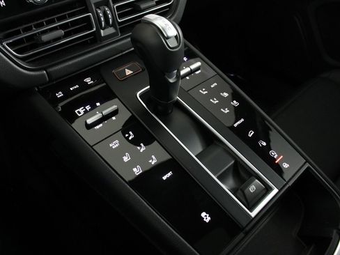 Certified 2025 Porsche Macan image 18