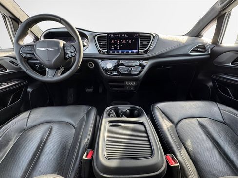 Certified 2022 Chrysler Pacifica Touring-L w/ S Appearance Package image 28