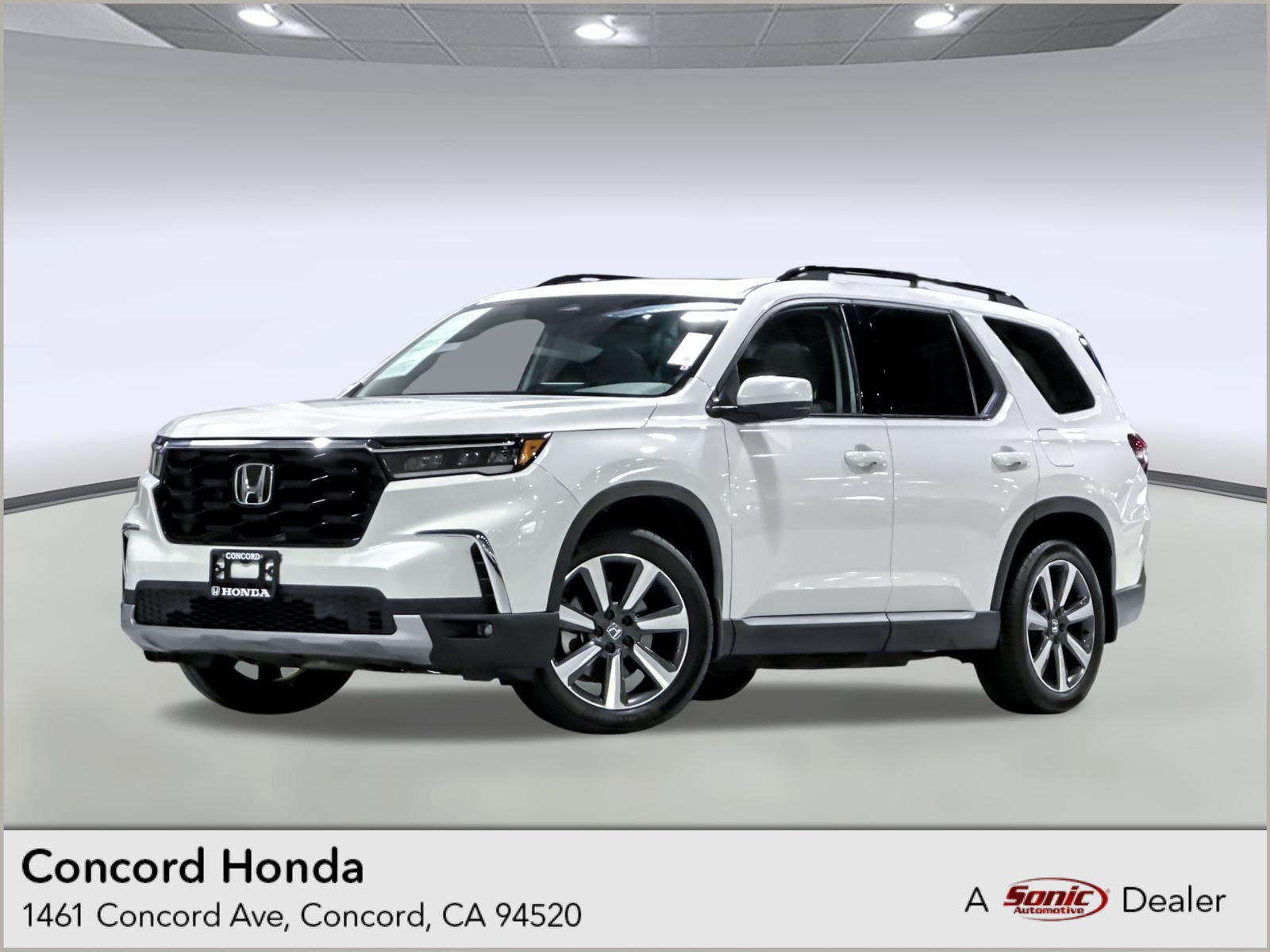 Used 2025 Honda Pilot Touring image 1