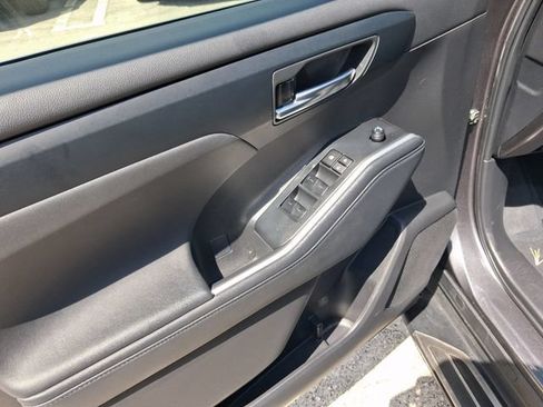 Used 2024 Toyota Highlander XLE FWD image 13