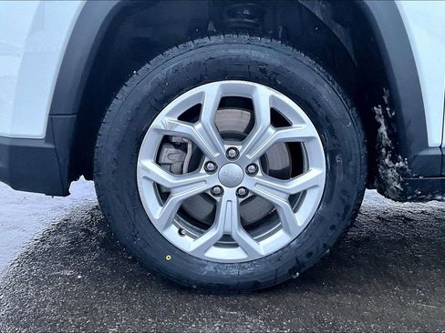 Used 2024 Jeep Compass Latitude image 9