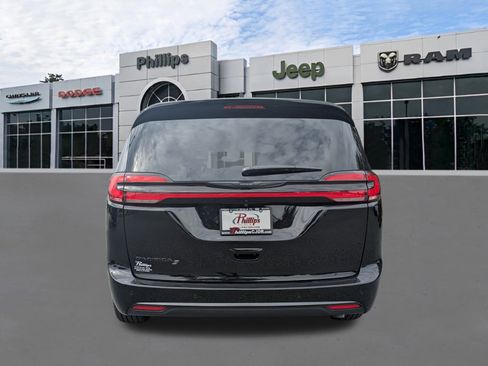 New 2026 Chrysler Pacifica Select image 5