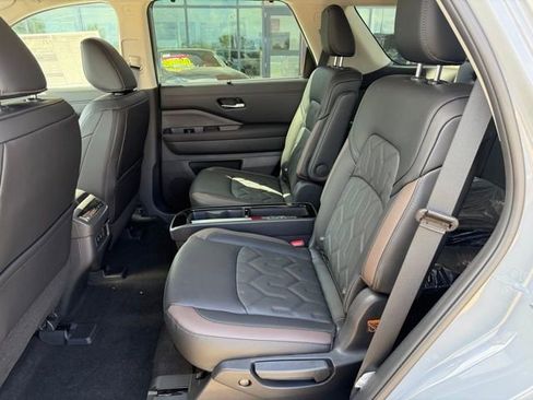 New 2026 Nissan Pathfinder Platinum image 14