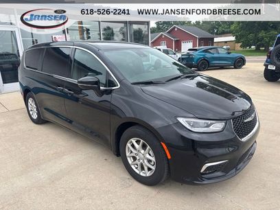 Used 2025 Chrysler Pacifica Select