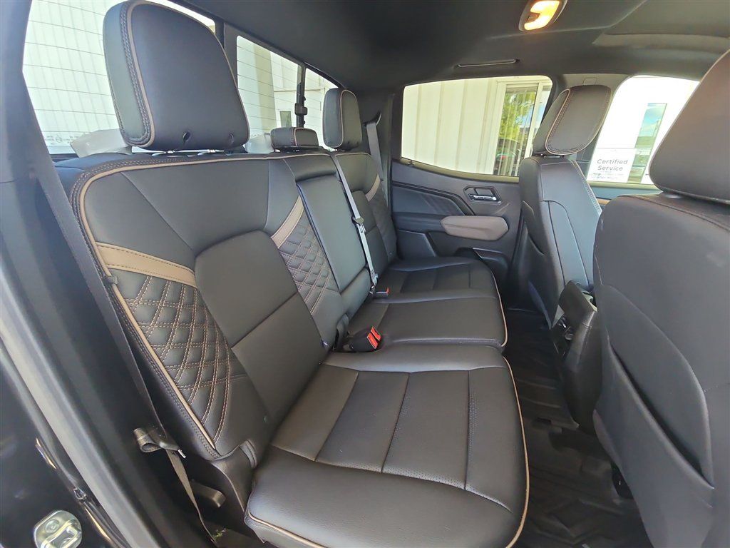 Used 2025 GMC Canyon Denali AWD/4WD image 27